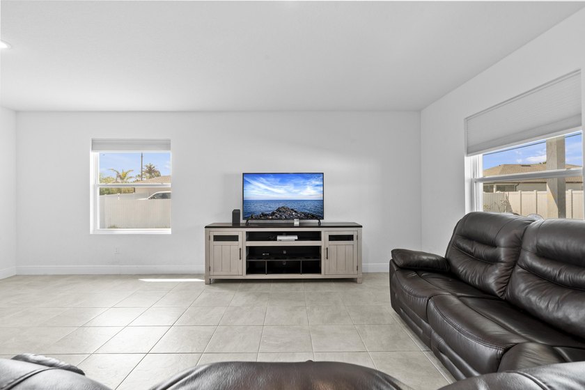 Stunning 2024-built Palmera model featuring a highly - photo 10