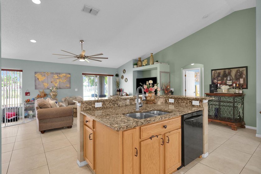 Spacious 3 bedroom, 2 bath CBS home offering just over 2,000 - photo 11