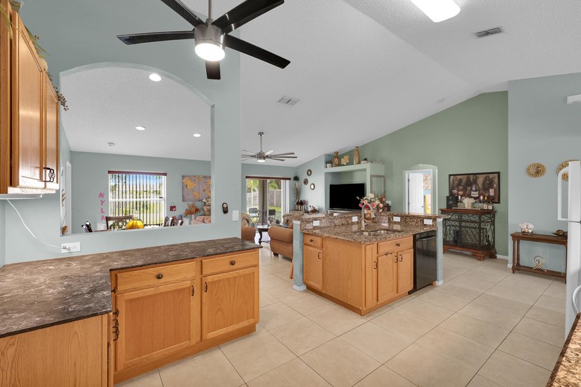 Spacious 3 bedroom, 2 bath CBS home offering just over 2,000 - photo 12