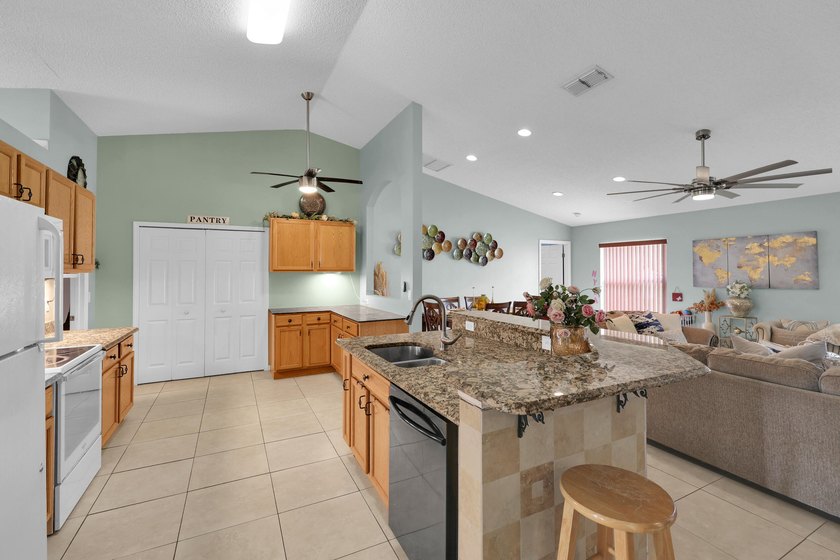 Spacious 3 bedroom, 2 bath CBS home offering just over 2,000 - photo 13