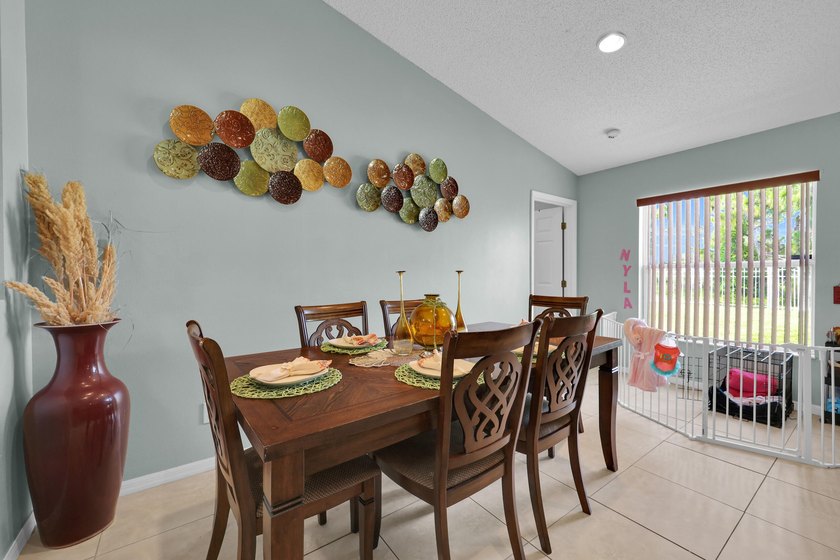 Spacious 3 bedroom, 2 bath CBS home offering just over 2,000 - photo 15