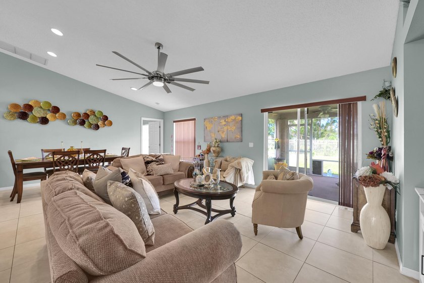 Spacious 3 bedroom, 2 bath CBS home offering just over 2,000 - photo 17