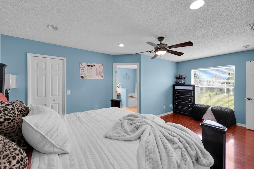 Spacious 3 bedroom, 2 bath CBS home offering just over 2,000 - photo 20