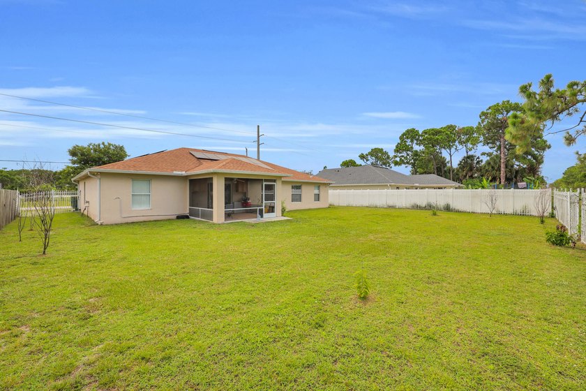 Spacious 3 bedroom, 2 bath CBS home offering just over 2,000 - photo 30