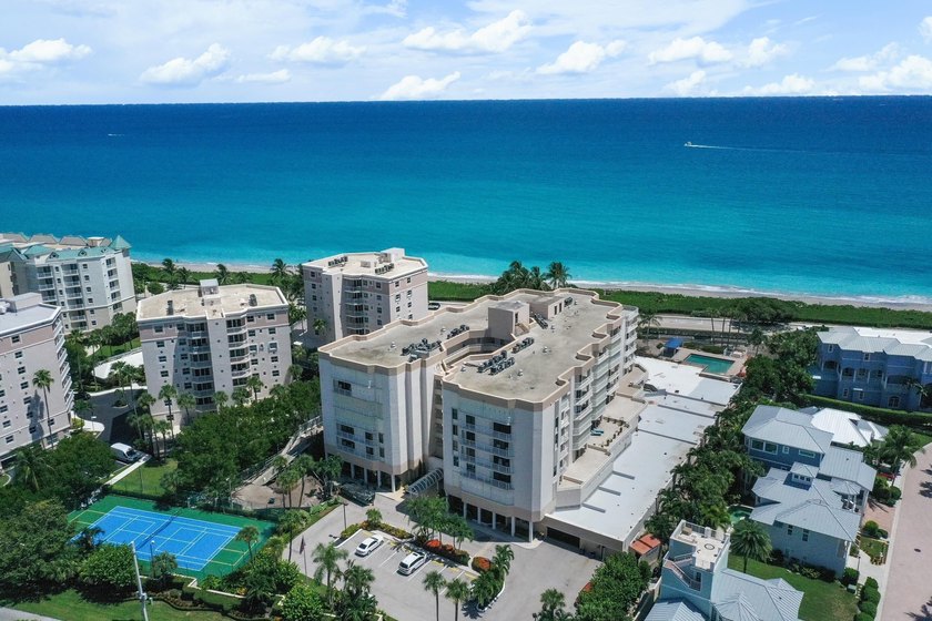 Light-filled &amp; spacious is this luxurious OCEANFRONT 2-bedroom - photo 2