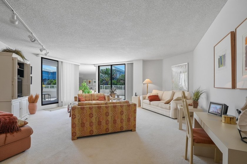 Light-filled &amp; spacious is this luxurious OCEANFRONT 2-bedroom - photo 10
