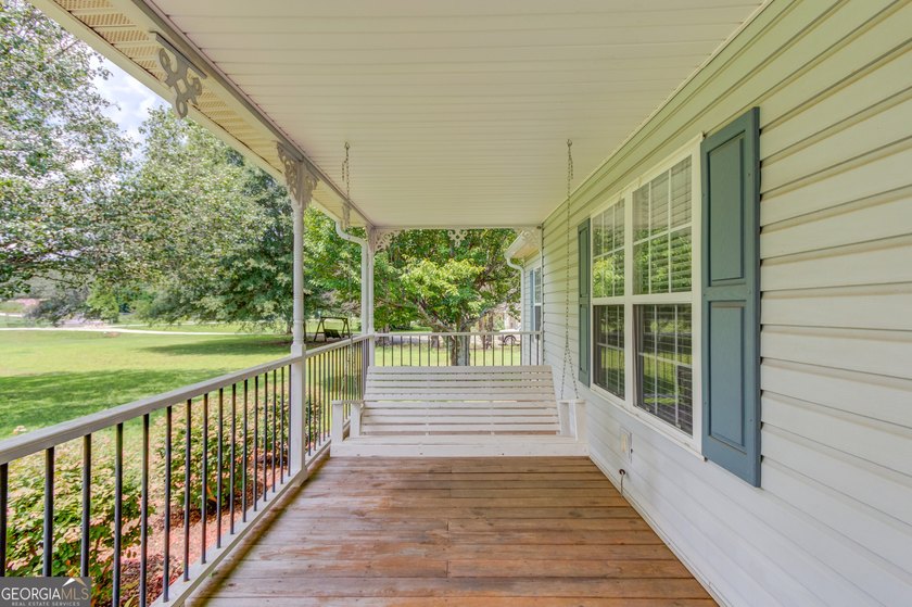 Country living with plenty of space for vehicles, hobbies, and - photo 7