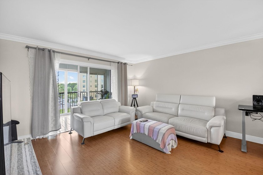 This beautifully renovated &amp; highly sought after Buckingham - photo 7