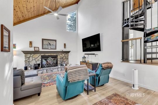 This lovely home is only 5 minutes away from the center of town - photo 11