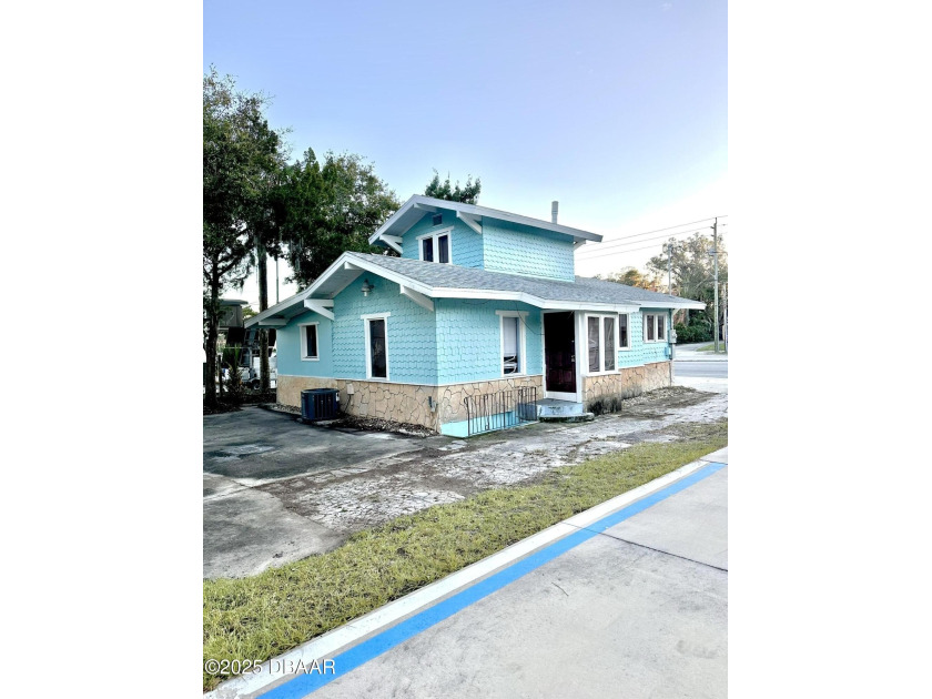 *Property Type:** Three-bedroom, two-bath house/commercial - photo 2
