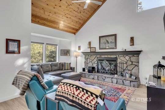 This lovely home is only 5 minutes away from the center of town - photo 13