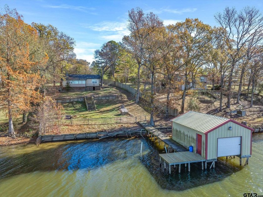 Stunning Waterfront property on Lake Winnsboro! This 2 bed, 1 - photo 7