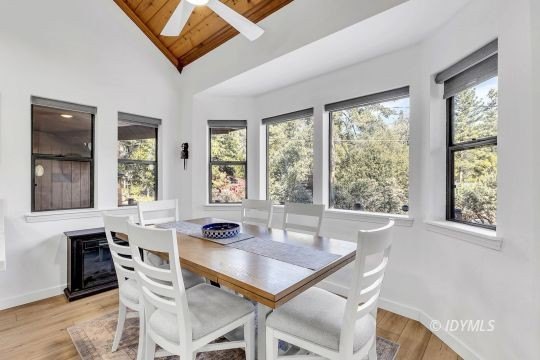 This lovely home is only 5 minutes away from the center of town - photo 18