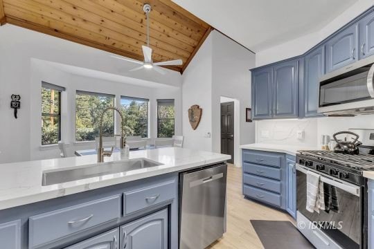 This lovely home is only 5 minutes away from the center of town - photo 26