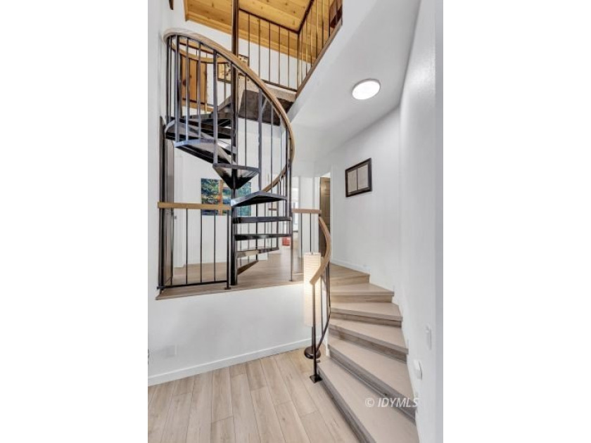 This lovely home is only 5 minutes away from the center of town - photo 29
