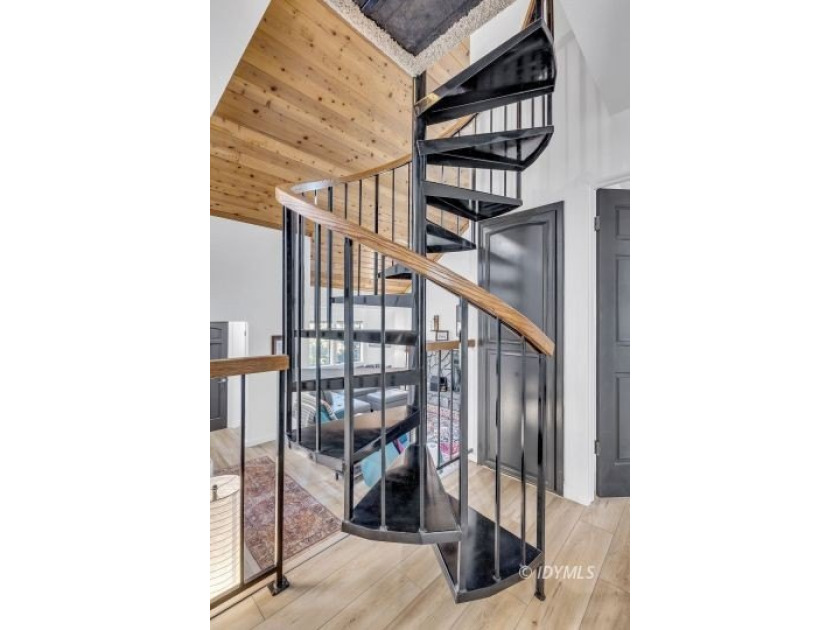 This lovely home is only 5 minutes away from the center of town - photo 42