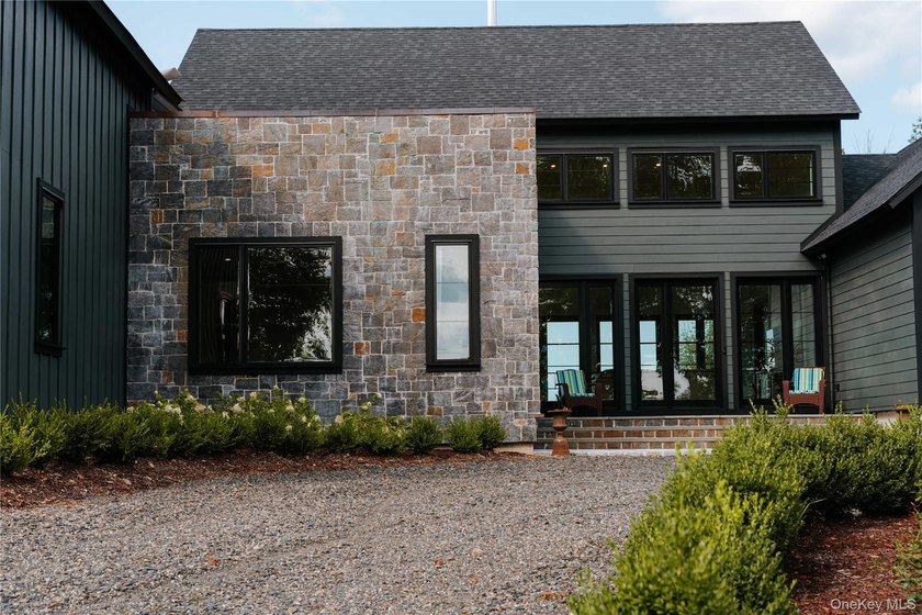 Presenting a freshly constructed modern farmhouse masterpiece - photo 2