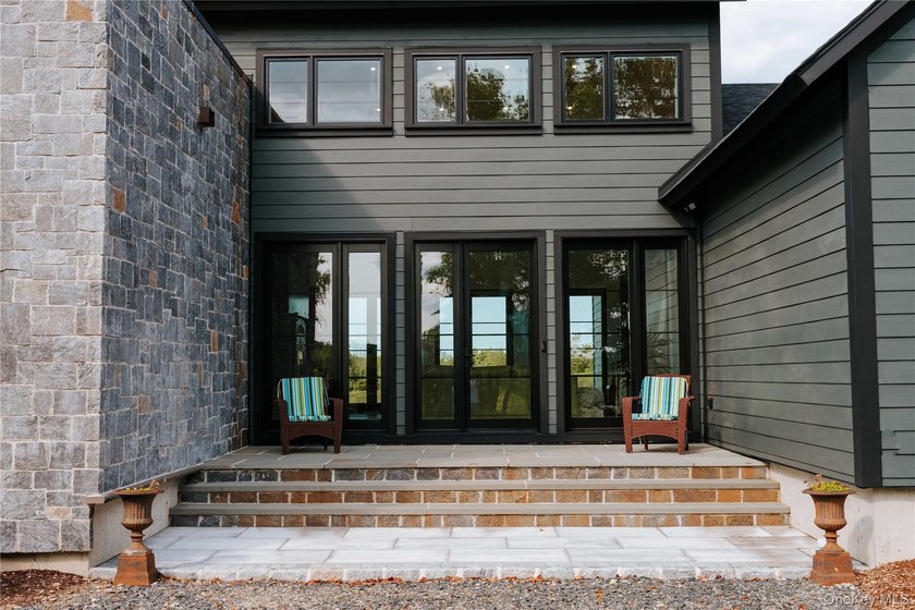 Presenting a freshly constructed modern farmhouse masterpiece - photo 3