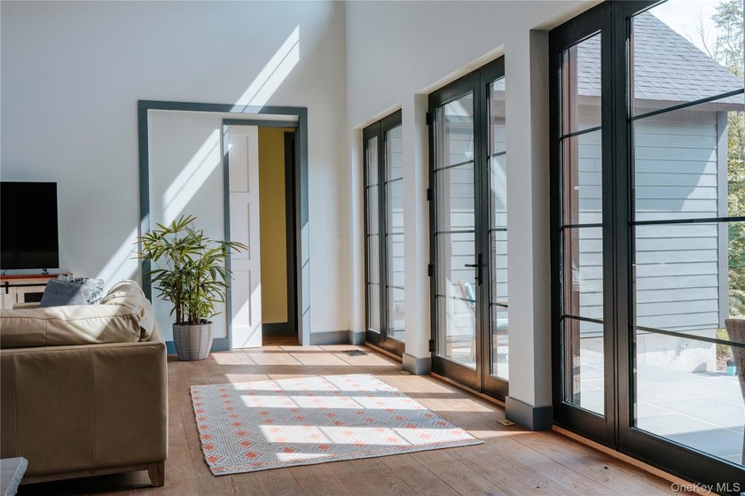 Presenting a freshly constructed modern farmhouse masterpiece - photo 4