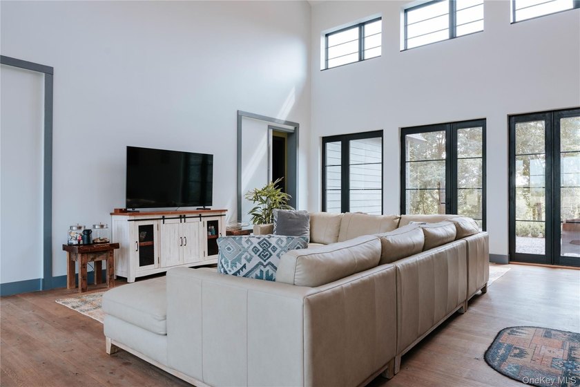 Presenting a freshly constructed modern farmhouse masterpiece - photo 6
