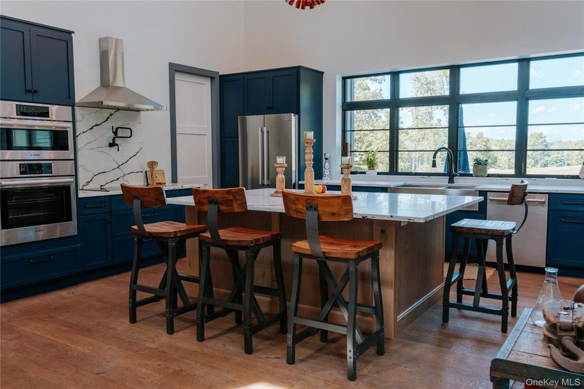Presenting a freshly constructed modern farmhouse masterpiece - photo 9