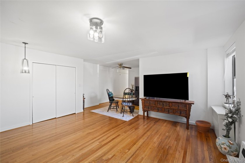 Welcome to this bright and spacious 2 bedroom unit in the - photo 3