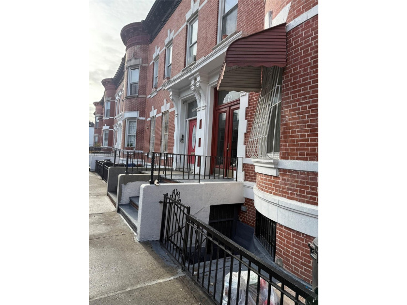 A beautiful Brick home with 4 Bedrooms over 4 Bedrooms with - photo 4
