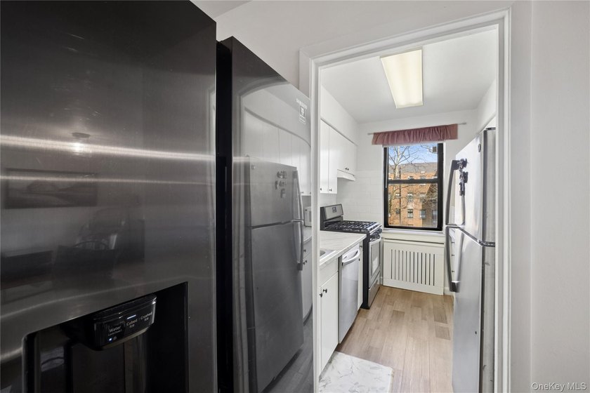 Welcome to this bright and spacious 2 bedroom unit in the - photo 6