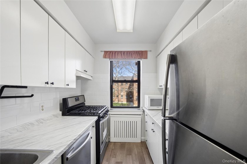 Welcome to this bright and spacious 2 bedroom unit in the - photo 7
