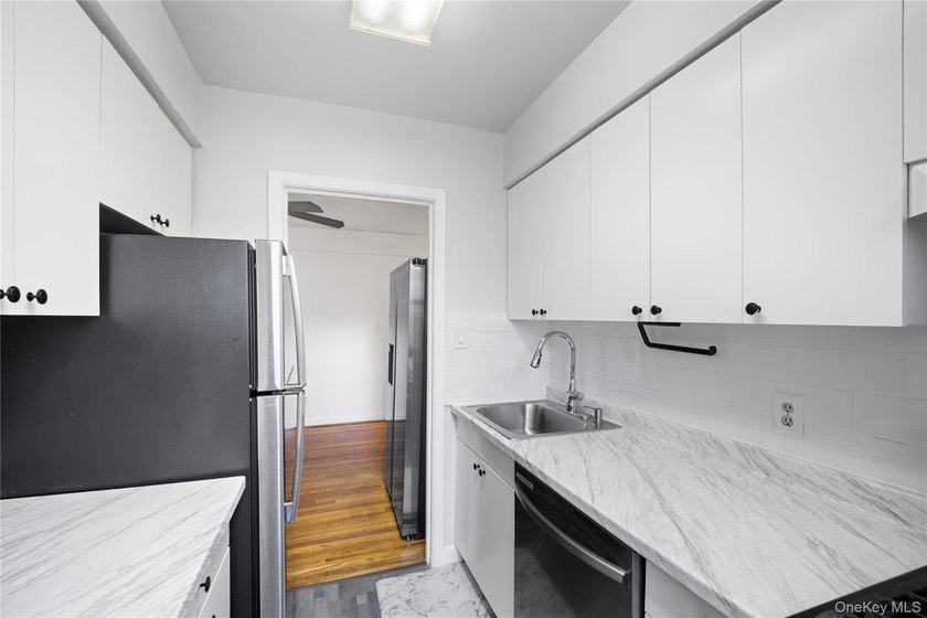 Welcome to this bright and spacious 2 bedroom unit in the - photo 8
