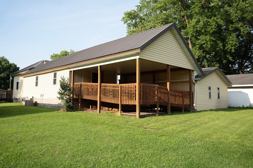 Cute opportunity for small-town living in Readstown! - photo 3