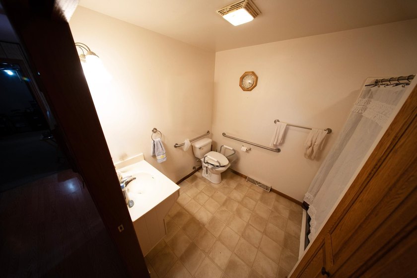 Cute opportunity for small-town living in Readstown! - photo 4