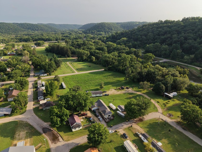 Cute opportunity for small-town living in Readstown! - photo 8