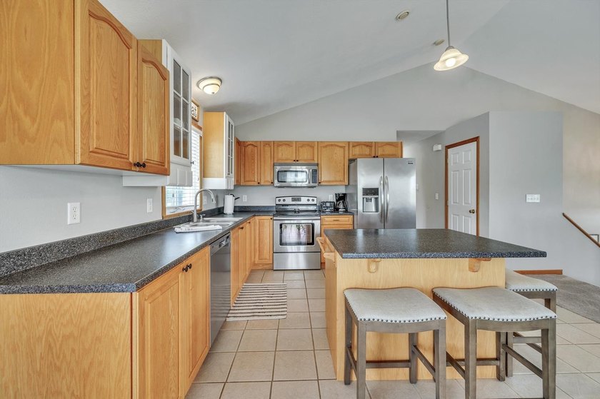Incredible space and an ideal location meet in this 4-bedroom - photo 11