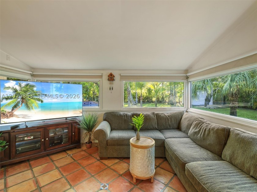 Tucked away on a quiet, tree-lined street in the coveted Glenvar - photo 11