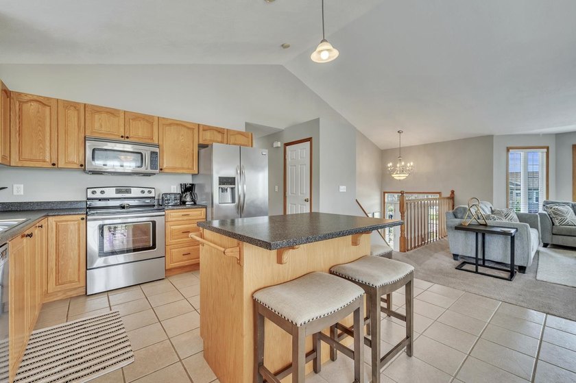Incredible space and an ideal location meet in this 4-bedroom - photo 12