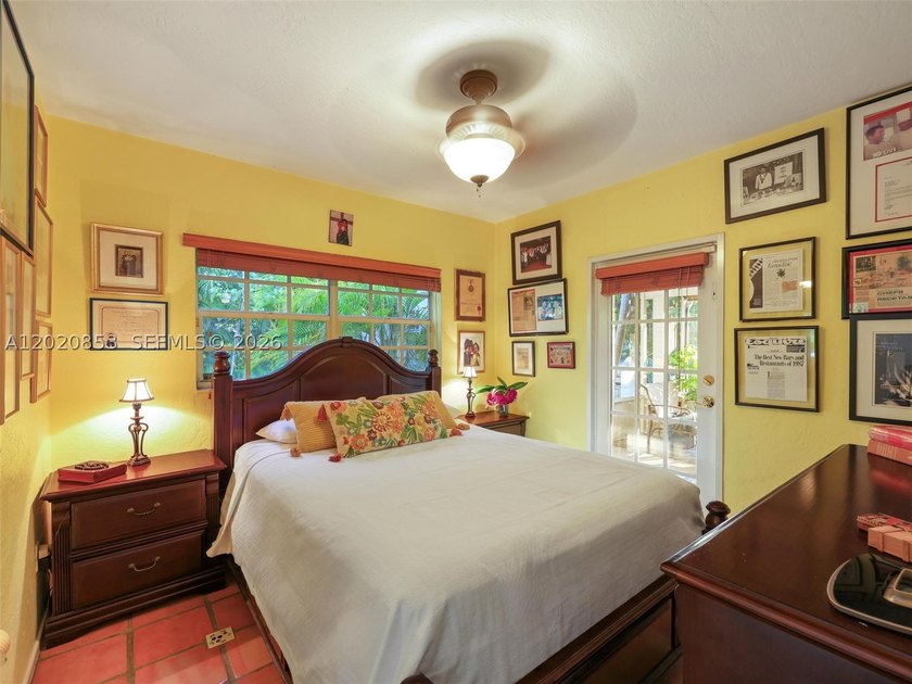 Tucked away on a quiet, tree-lined street in the coveted Glenvar - photo 14