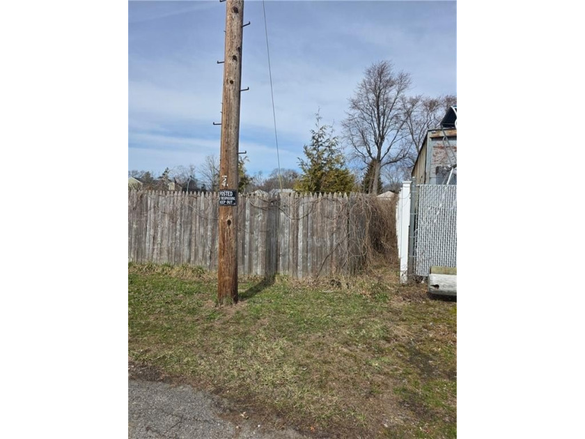 Here we have a 9600 sq ft lot in Oakland Beach Warwick. This lot - photo 4