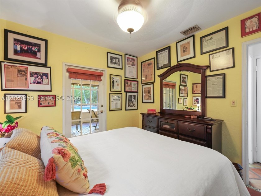 Tucked away on a quiet, tree-lined street in the coveted Glenvar - photo 15