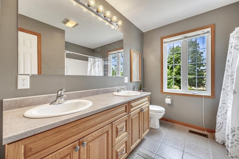 Incredible space and an ideal location meet in this 4-bedroom - photo 18