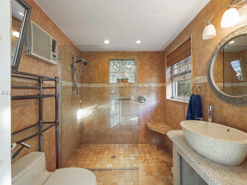 Tucked away on a quiet, tree-lined street in the coveted Glenvar - photo 19