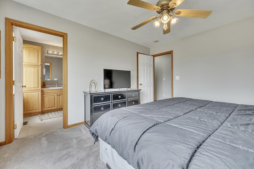 Incredible space and an ideal location meet in this 4-bedroom - photo 21