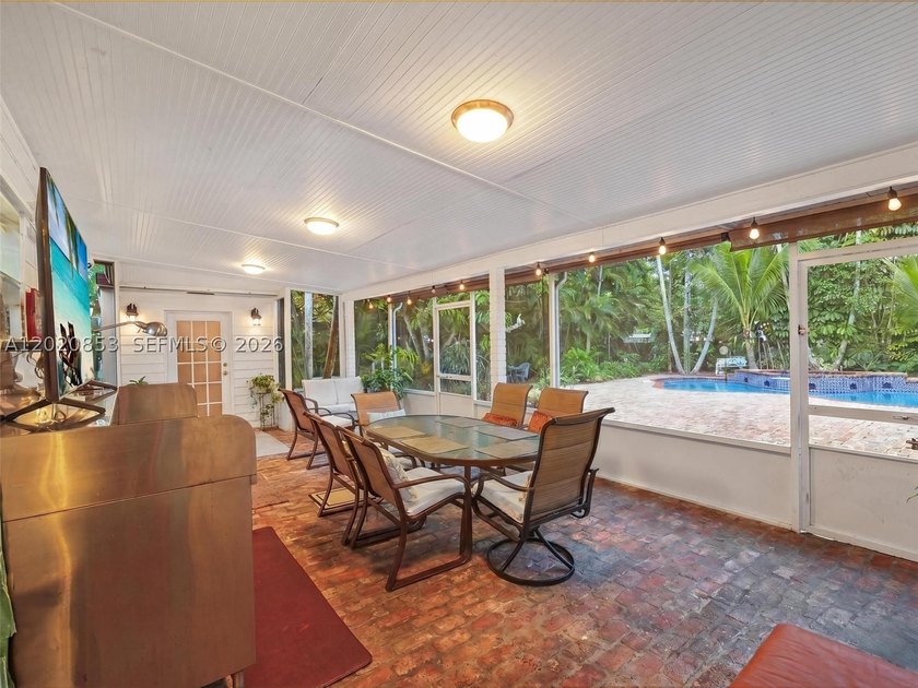 Tucked away on a quiet, tree-lined street in the coveted Glenvar - photo 24