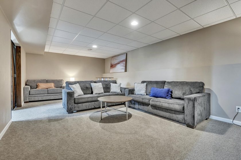 Incredible space and an ideal location meet in this 4-bedroom - photo 25