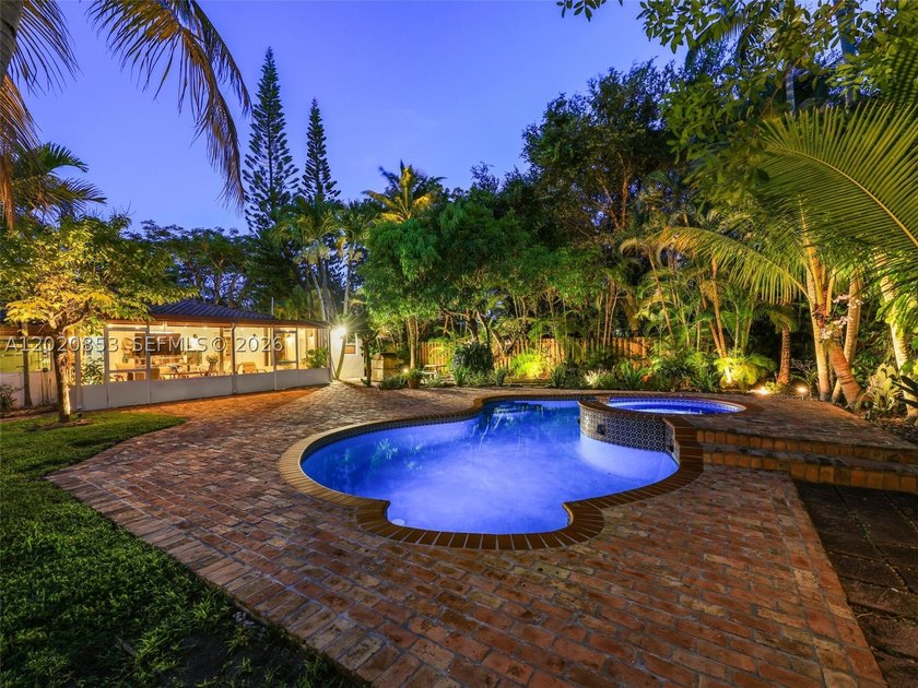 Tucked away on a quiet, tree-lined street in the coveted Glenvar - photo 30