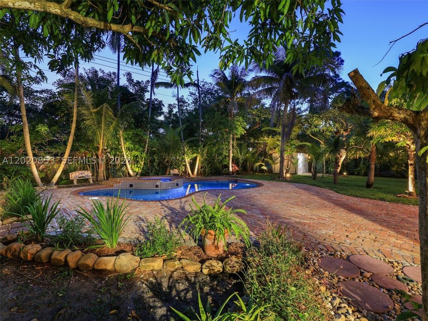 Tucked away on a quiet, tree-lined street in the coveted Glenvar - photo 31