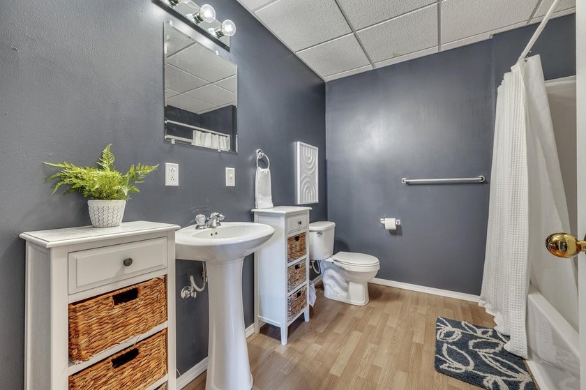 Incredible space and an ideal location meet in this 4-bedroom - photo 32