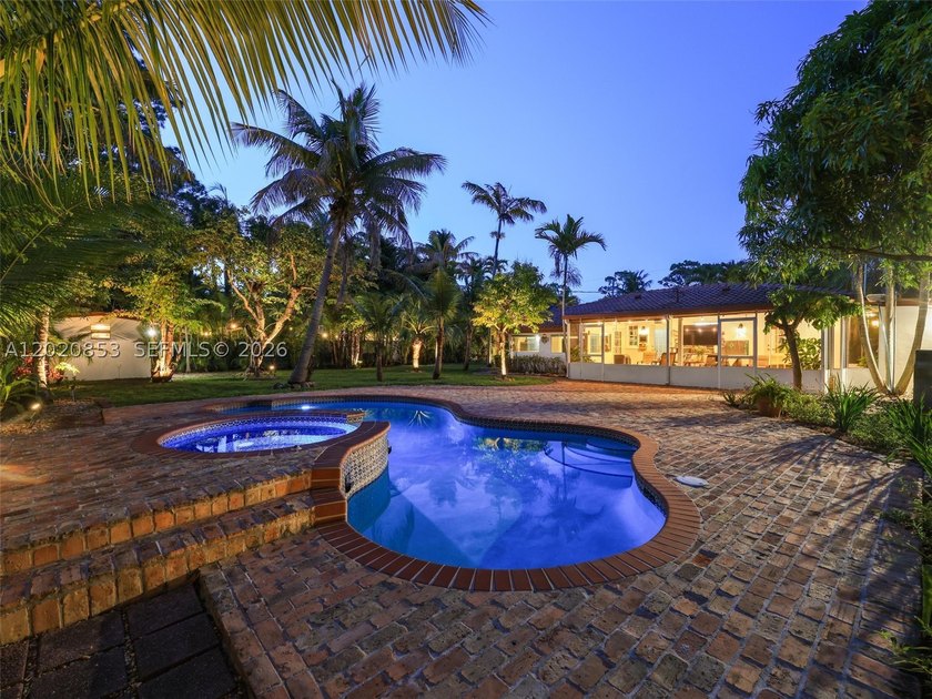 Tucked away on a quiet, tree-lined street in the coveted Glenvar - photo 32
