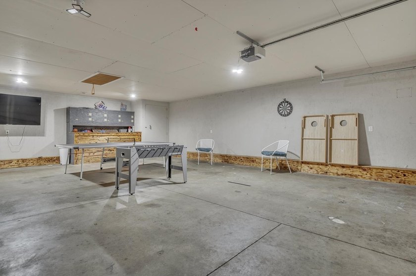 Incredible space and an ideal location meet in this 4-bedroom - photo 34