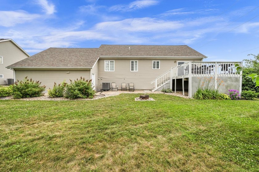 Incredible space and an ideal location meet in this 4-bedroom - photo 36